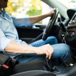 運転中の男性