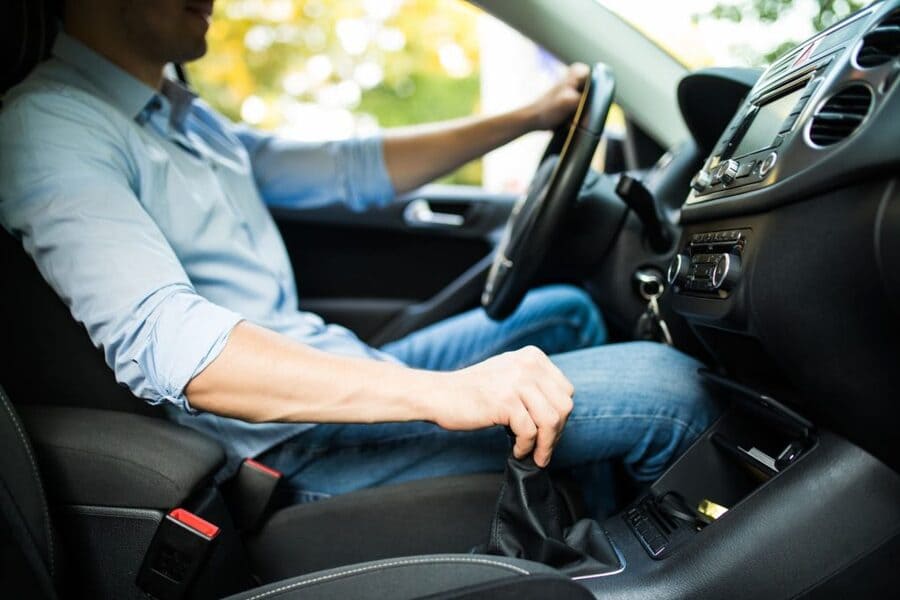運転中の男性