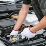 車のバッテリーの状態を確認する作業員