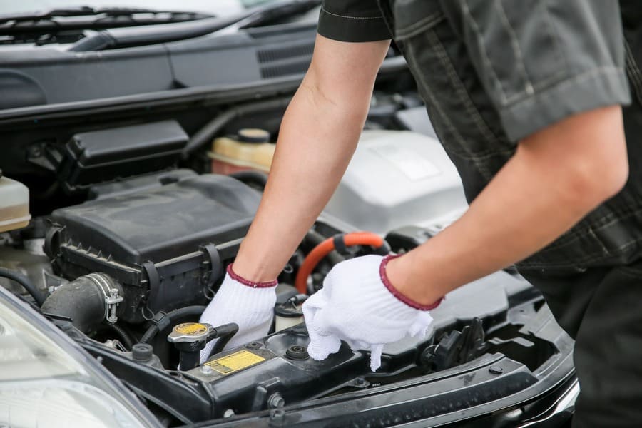 車のバッテリーの状態を確認する作業員