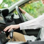 運転中の女性