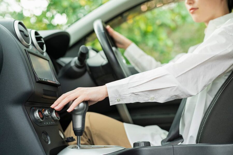 運転中の女性
