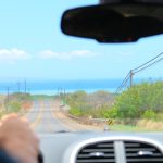 車を運転する人