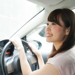 通勤中運転する女性