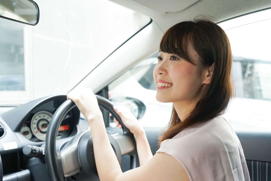 通勤中運転する女性