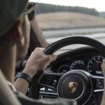 ポルシェを運転中の男性