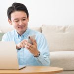 スマホを操作する男性