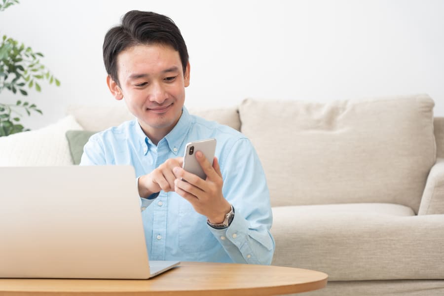 スマホを操作する男性